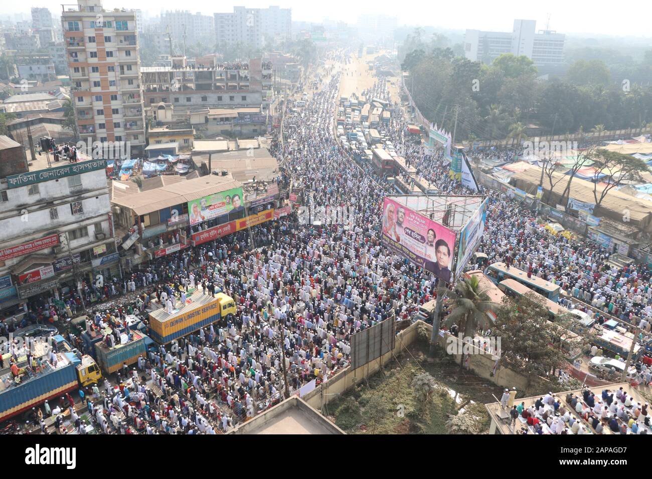 Bishwa jtema10Jan.,2020 Dhaka BangladeshThousands of Gläubigen bieten Jum'a Gebete am ersten Tag der Ijtema am Ufer des Turag River, in Stockfoto