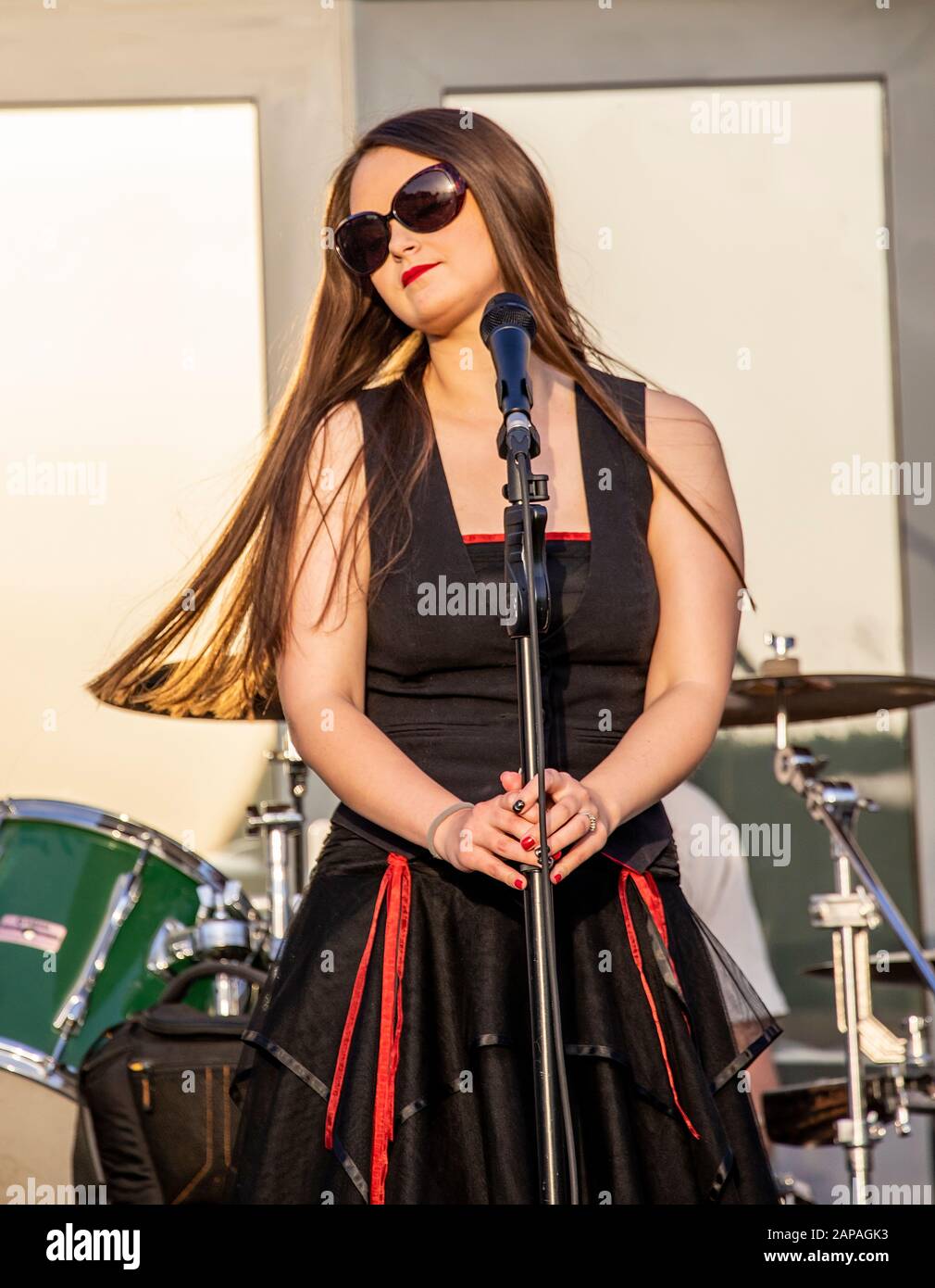 Samantha leitete eine neue Rockband namens "700 Feet" in Dorset UK Stockfoto