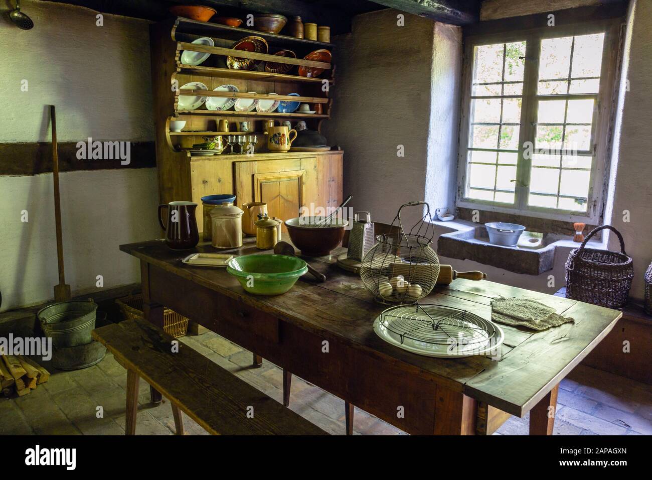 Eine altmodische Küche im Freilichtmuseum Ballenberg in der Nähe von Brienz, Schweiz Stockfoto