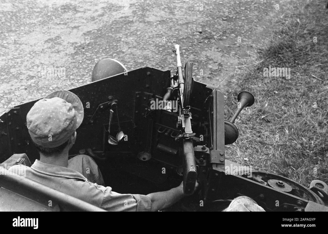 Patrouillegang Tasikmalaja Beschreibung: Die Aufgabe der Soldaten in der Umgebung von Tasikmalaja ist nicht einfach. In diesem Bereich gibt es oft Terrorakte, gegen die sie die Bevölkerung schützen muss. [Brenträger mit Fahrer/Brenschutter] Datum: 18. März 1948 Standort: Indonesien, Java, Niederländisch-Ostindien Stockfoto