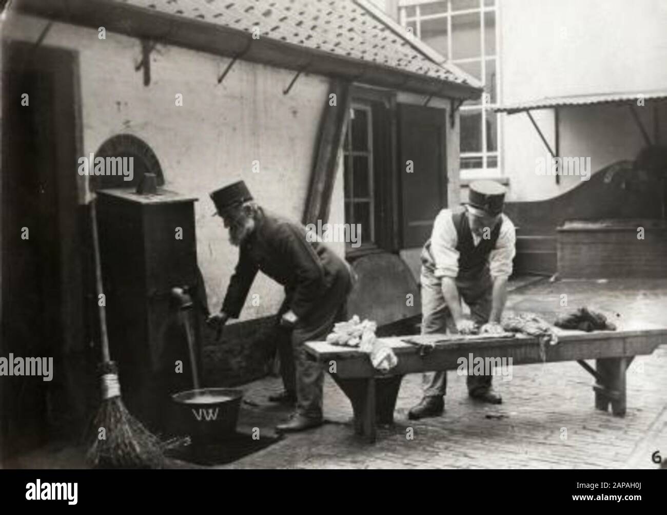 Ehemalige Soldaten des ehemaligen Soldaten vermoorten die Wäsche im Royal Home für die KNIL-Soldaten Bronbeek in Arnheim. Niederlande, 1912. Stockfoto