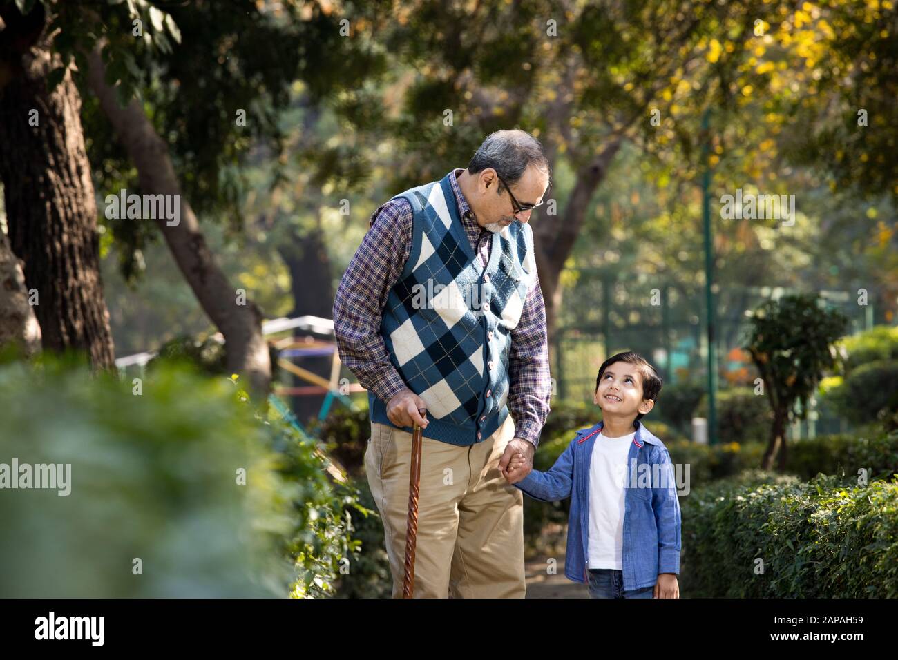 Fröhlicher Großvater, der Freizeit mit Grandson verbringt Stockfoto