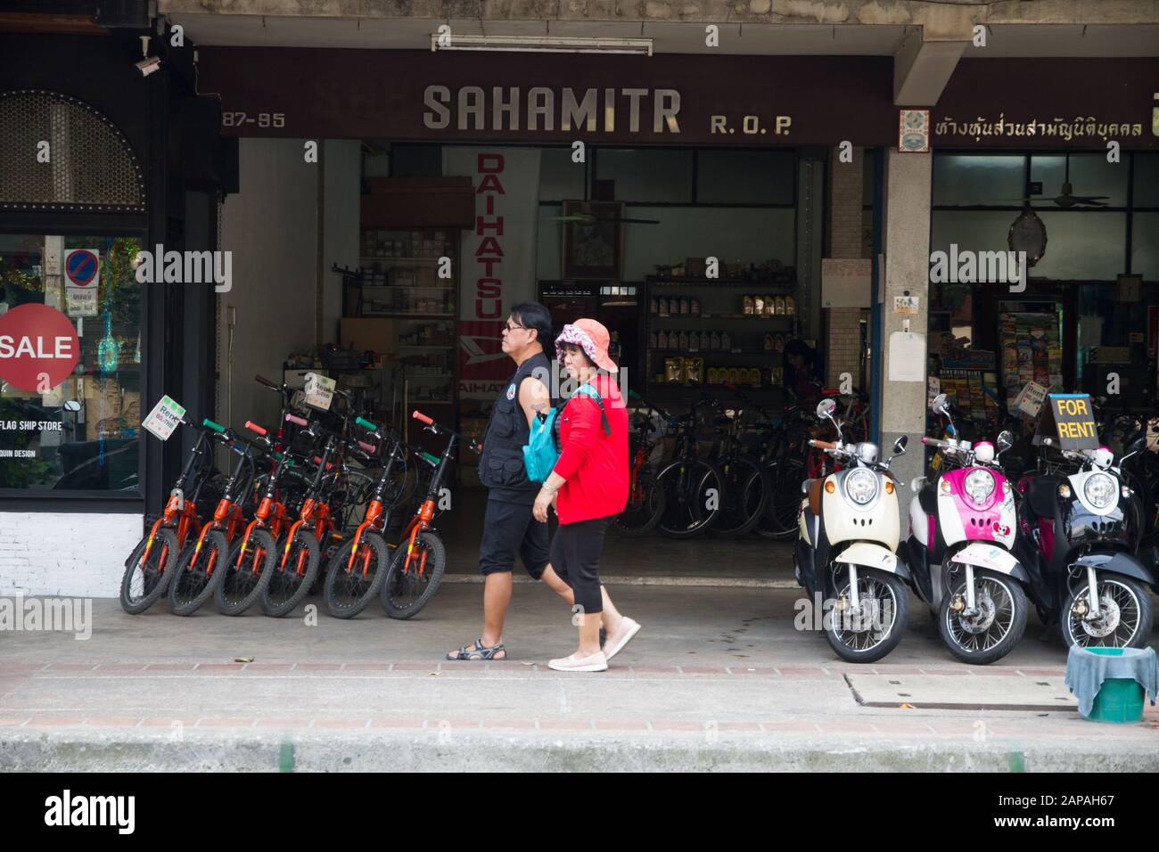 Touristen, die mit dem Motorrad auf der Straße laufen, fahren mit dem Motorrad chiangmai Stockfoto