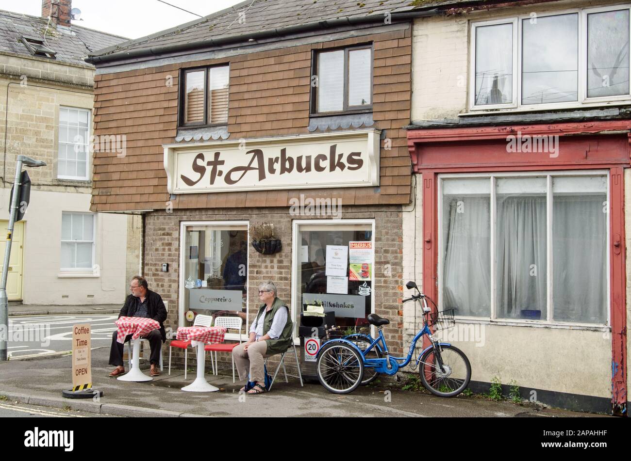 Wiltshire, Großbritannien - 17. August 2019: Kunden, die außerhalb eines amüsant benannten Cafés im Dorf Market Lavington in Wiltshire, England sitzen. Stockfoto