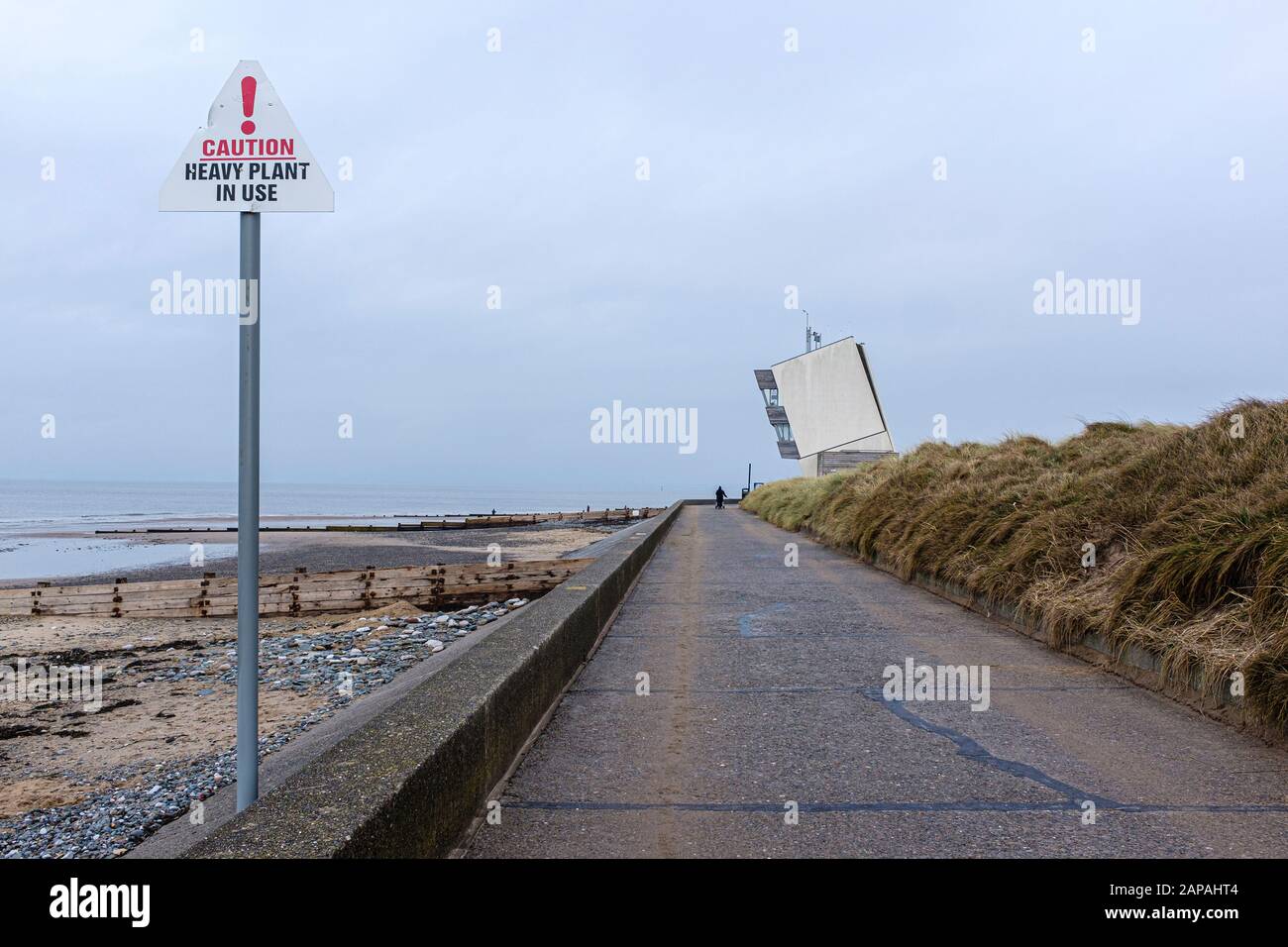 Schild "Vorsicht, Schwere Anlage im Einsatz" in der Nähe der National Coastwatch Station am Rosall Point bei Fleetwood, Lancashire, Großbritannien Stockfoto
