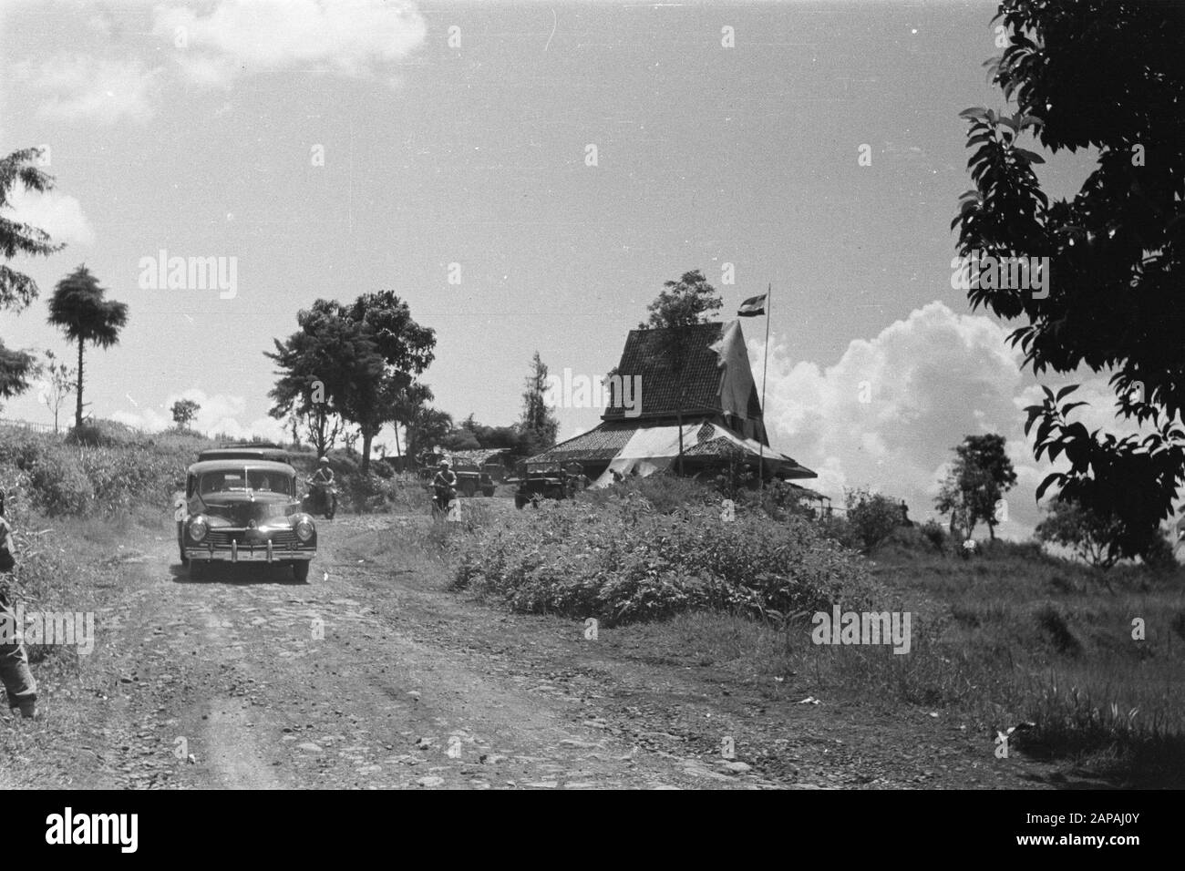 Inspektionstour General H.J. Curls Through Indonesia Beschreibung: [1st Infantry Brigade Group] [Unter Motorradbegleitung und begleitendem Jeep verlässt den Einsatzwagen von General Krals Post Masing] Datum: 3. Mai 1947 Ort: Indonesien, Niederländische Ostindien Stockfoto