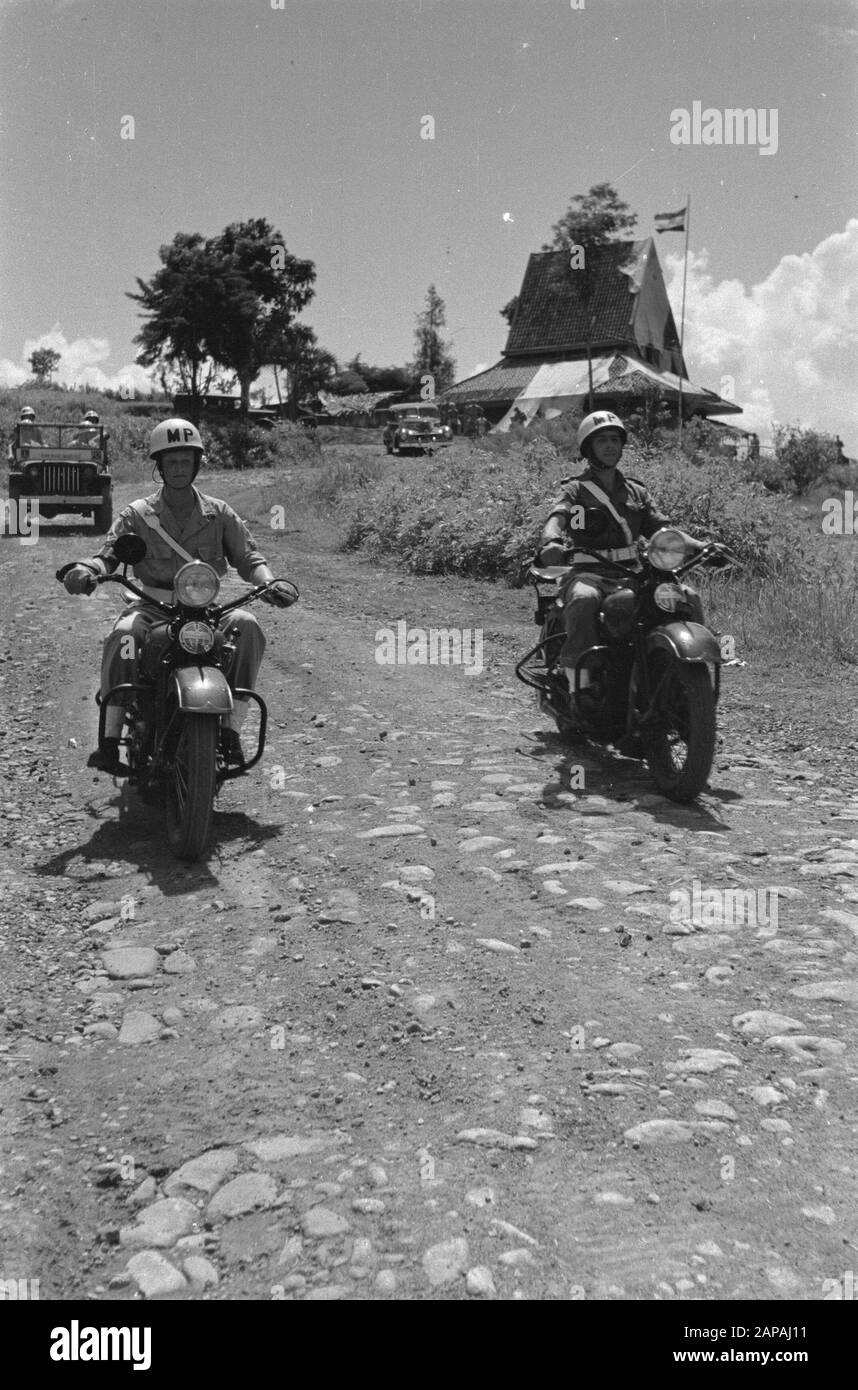 Inspektionstour General H.J. Curls Through Indonesia Beschreibung: [1st Infantry Brigade Group] [Unter Motorradbegleitung und begleitendem Jeep verlässt den Einsatzwagen von General Krals Post Masing] Datum: 3. Mai 1947 Ort: Indonesien, Niederländische Ostindien Stockfoto