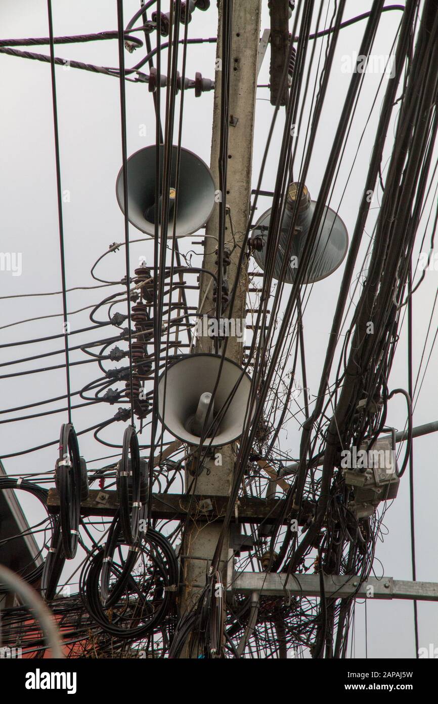 Thailand Electrics Lines Cables and Megaphone Speakers Aerial in Sky Chiang Mai Thailand Stockfoto