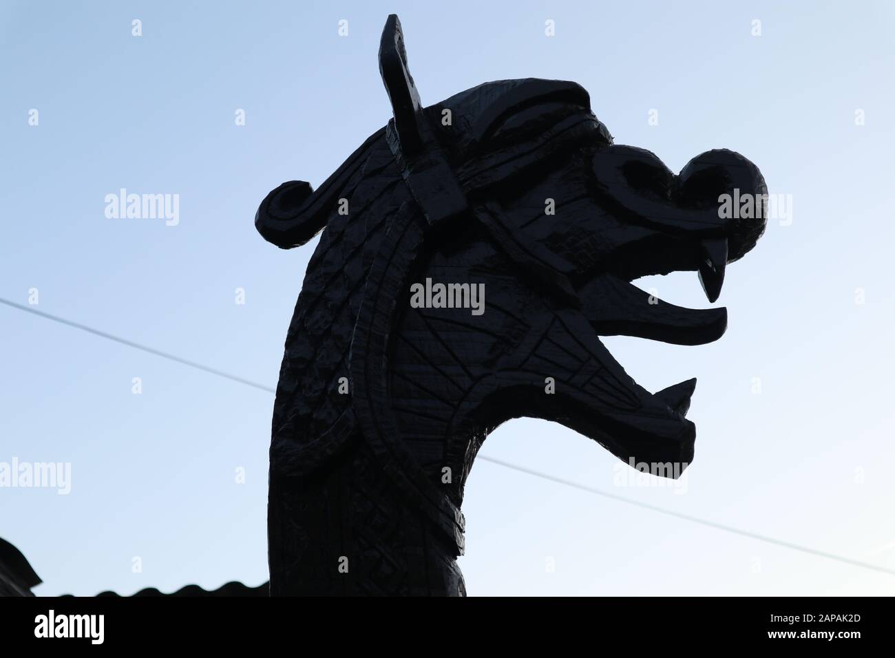 Ein großes detailreiches und originelles Holzschiff der Wikinger Stockfoto