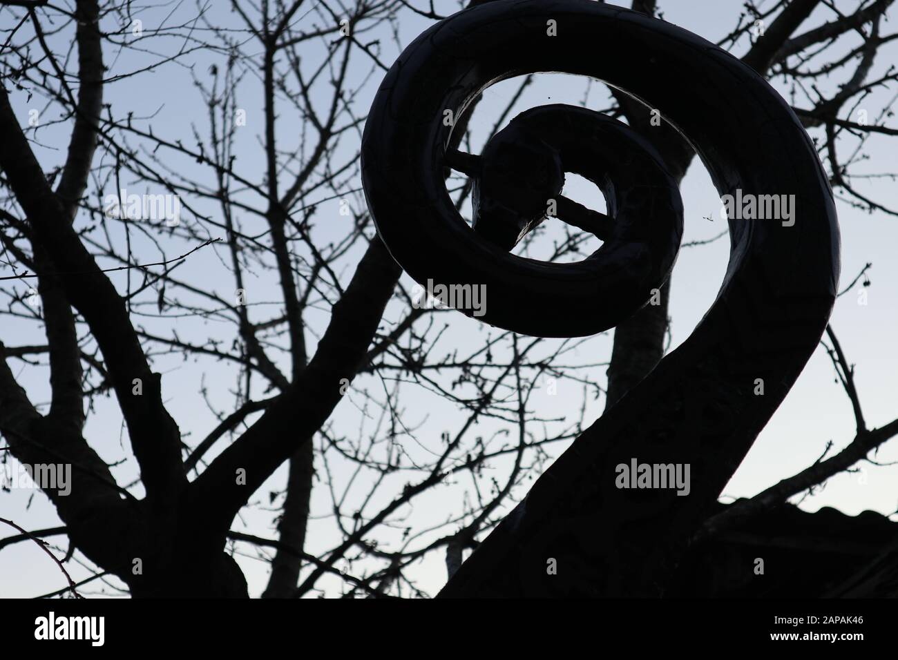 Ein großes detailreiches und originelles Holzschiff der Wikinger Stockfoto