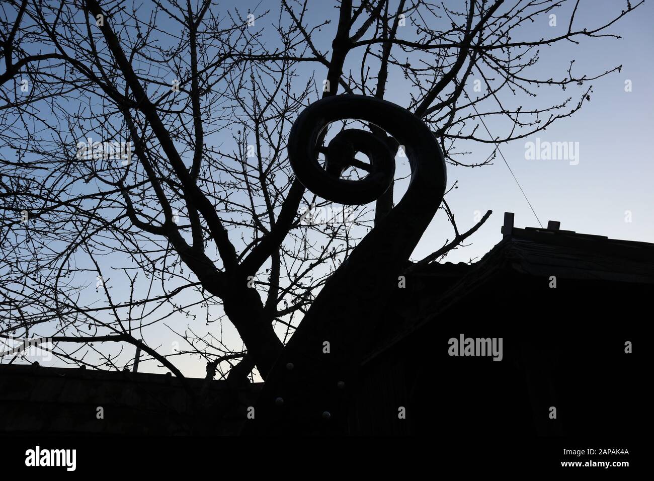 Ein großes detailreiches und originelles Holzschiff der Wikinger Stockfoto