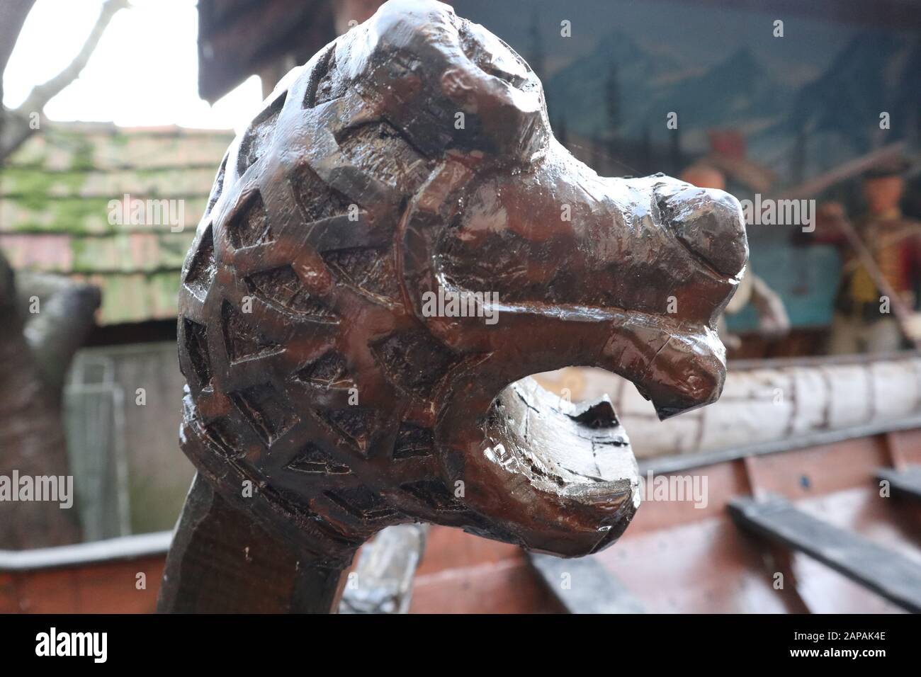 Ein großes detailreiches und originelles Holzschiff der Wikinger Stockfoto