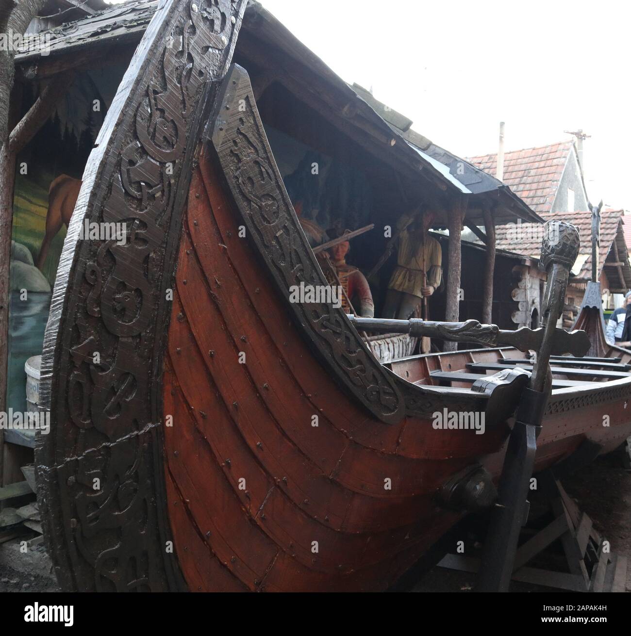 Ein großes detailreiches und originelles Holzschiff der Wikinger Stockfoto