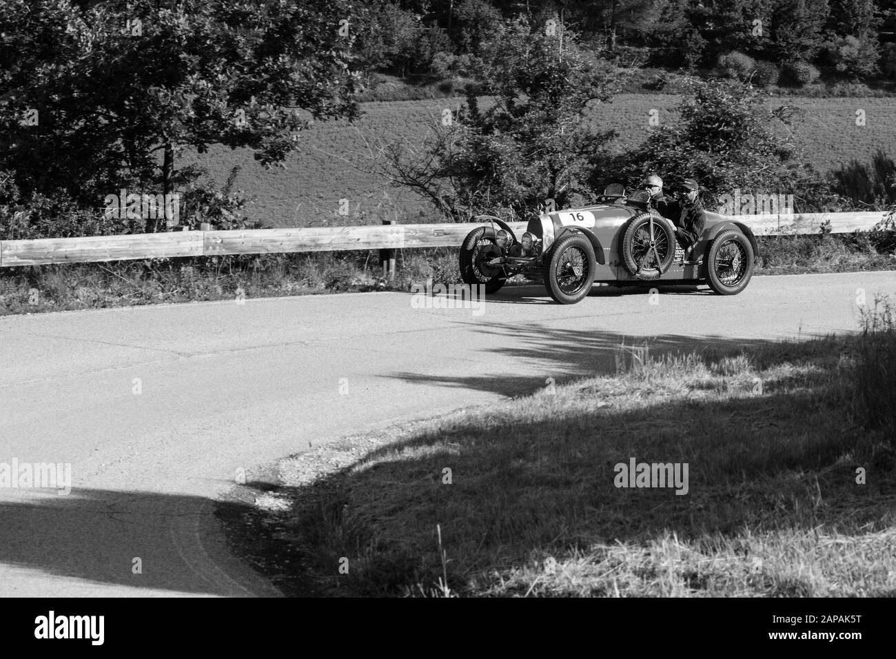 Pesaro COLLE SAN BARTOLO, ITALIEN - 17. MAI 2018: BUGATTI T 35 A 1925 auf einem alten Rennwagen in der Rallye Mille Miglia 2018 der berühmte italienische historische r Stockfoto