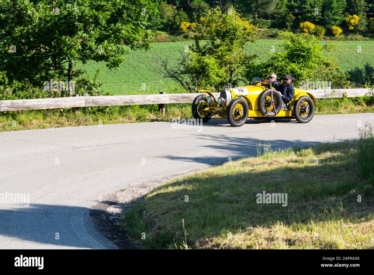 Pesaro COLLE SAN BARTOLO, ITALIEN - 17. MAI 2018: BUGATTI T 35 A 1925 auf einem alten Rennwagen in der Rallye Mille Miglia 2018 der berühmte italienische historische r Stockfoto