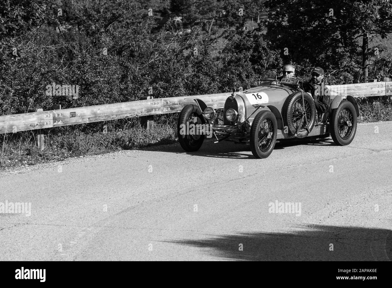 Pesaro COLLE SAN BARTOLO, ITALIEN - 17. MAI 2018: BUGATTI T 35 A 1925 auf einem alten Rennwagen in der Rallye Mille Miglia 2018 der berühmte italienische historische r Stockfoto