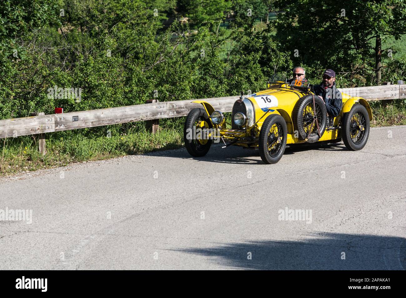 Pesaro COLLE SAN BARTOLO, ITALIEN - 17. MAI 2018: BUGATTI T 35 A 1925 auf einem alten Rennwagen in der Rallye Mille Miglia 2018 der berühmte italienische historische r Stockfoto