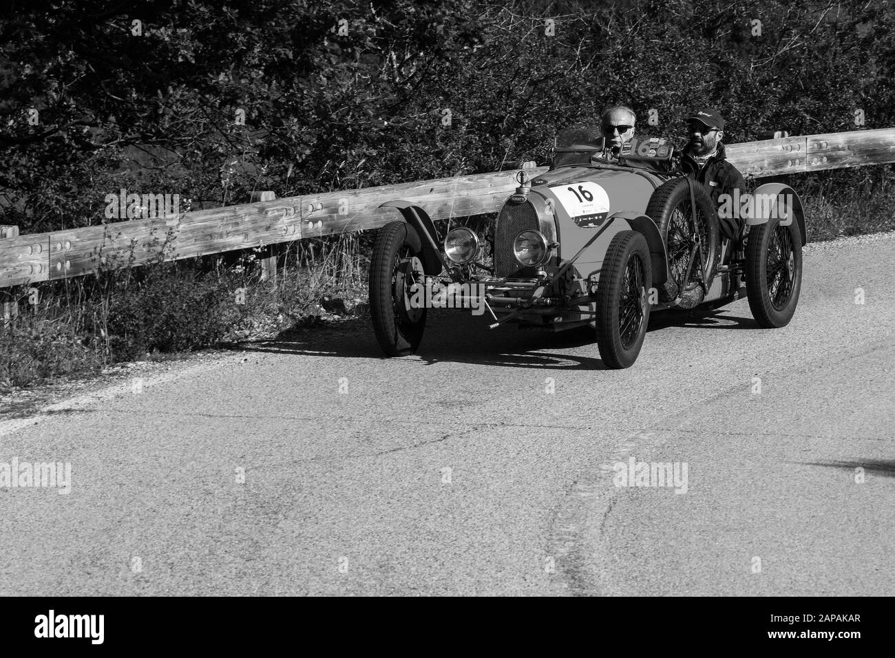 Pesaro COLLE SAN BARTOLO, ITALIEN - 17. MAI 2018: BUGATTI T 35 A 1925 auf einem alten Rennwagen in der Rallye Mille Miglia 2018 der berühmte italienische historische r Stockfoto
