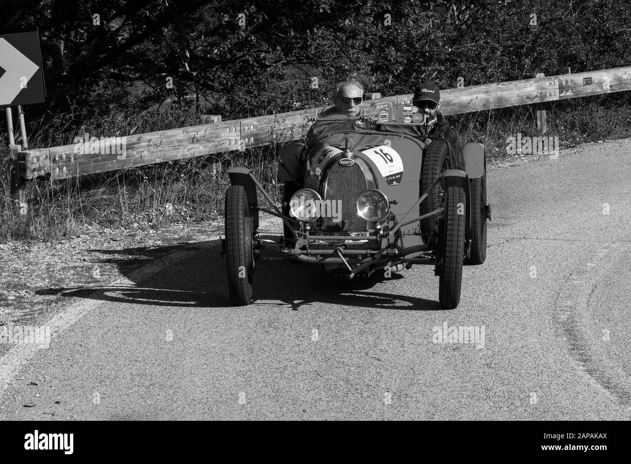 Pesaro COLLE SAN BARTOLO, ITALIEN - 17. MAI 2018: BUGATTI T 35 A 1925 auf einem alten Rennwagen in der Rallye Mille Miglia 2018 der berühmte italienische historische r Stockfoto