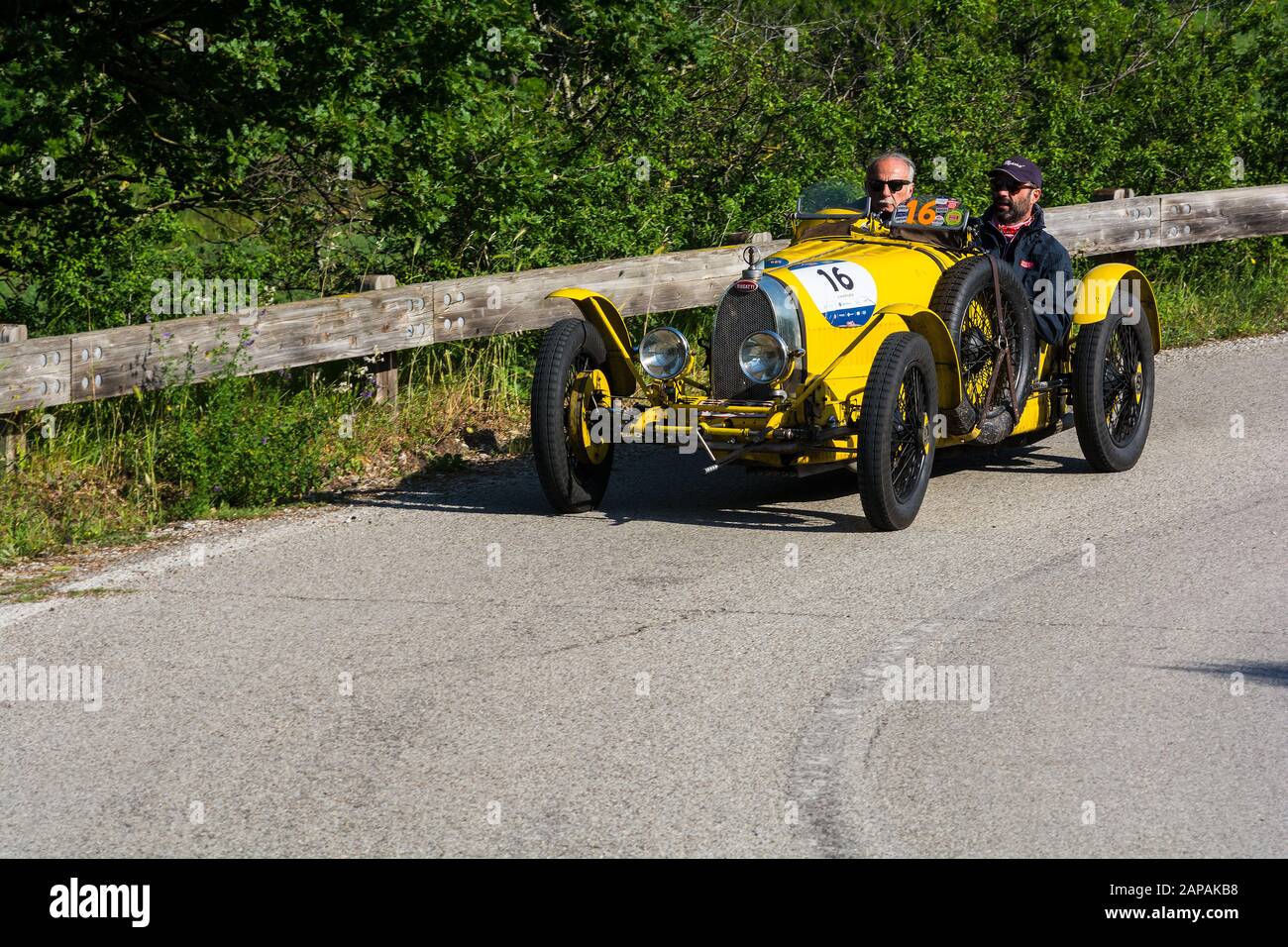 Pesaro COLLE SAN BARTOLO, ITALIEN - 17. MAI 2018: BUGATTI T 35 A 1925 auf einem alten Rennwagen in der Rallye Mille Miglia 2018 der berühmte italienische historische r Stockfoto