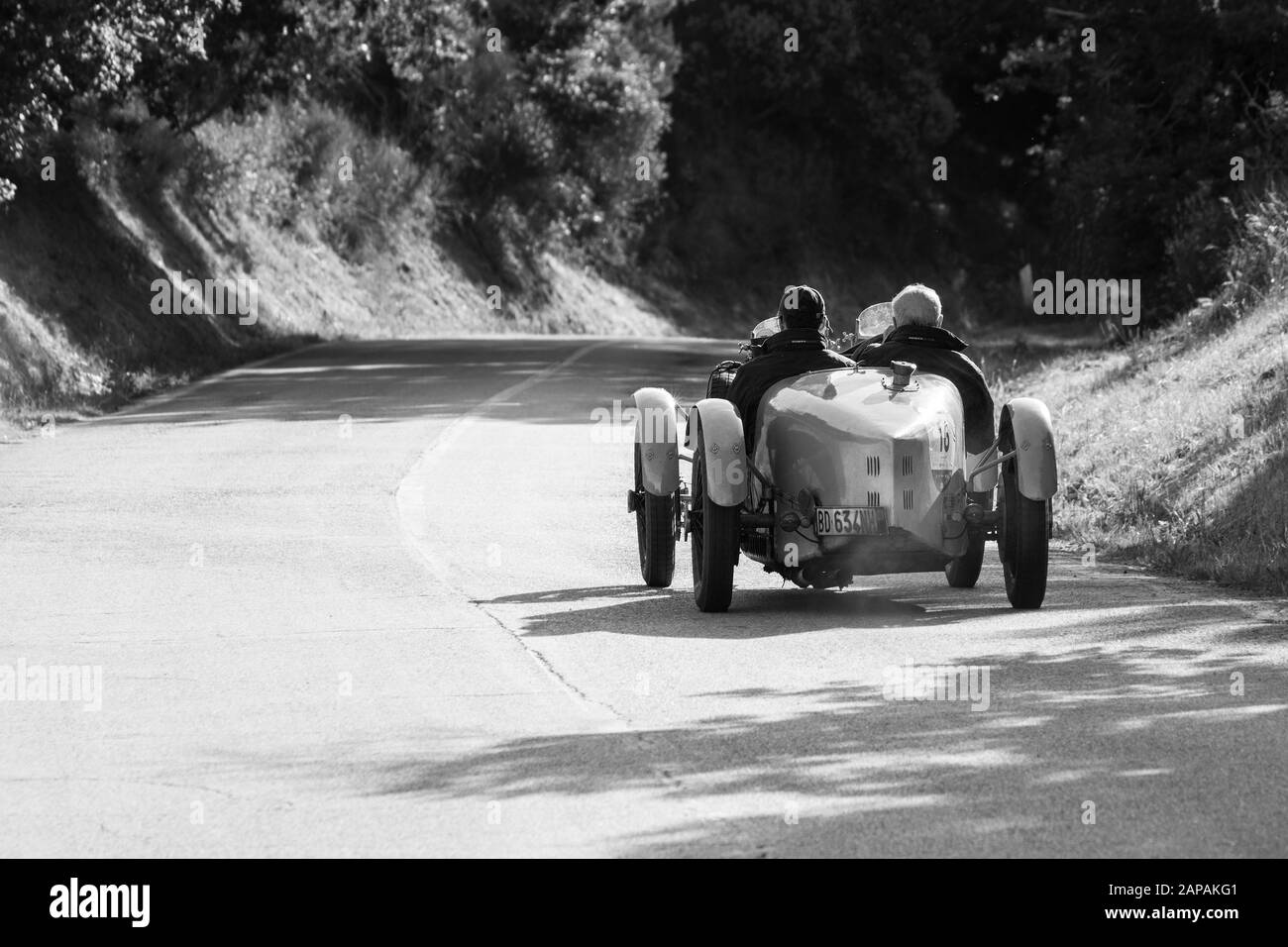Pesaro COLLE SAN BARTOLO, ITALIEN - 17. MAI 2018: BUGATTI T 35 A 1925 auf einem alten Rennwagen in der Rallye Mille Miglia 2018 der berühmte italienische historische r Stockfoto