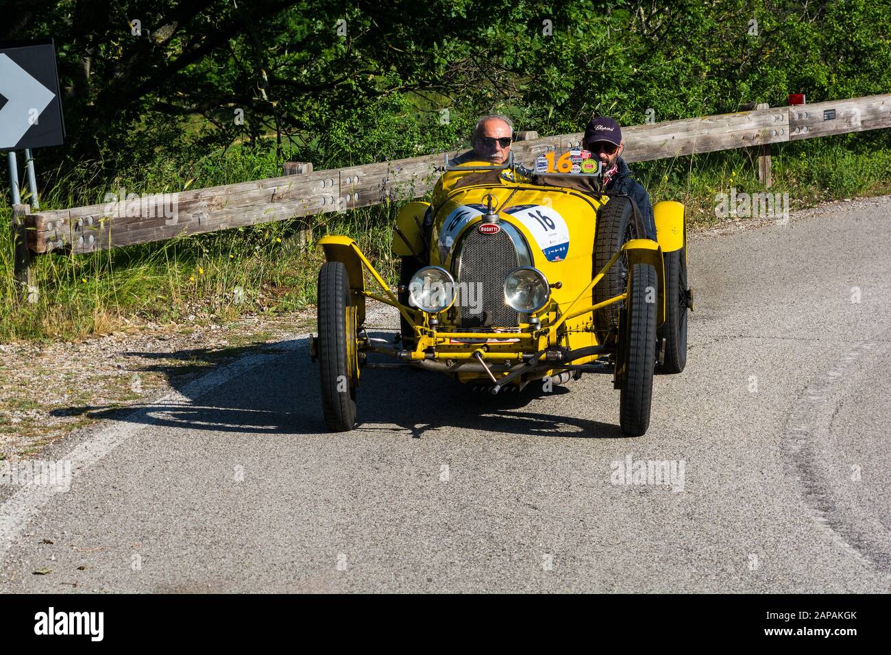 Pesaro COLLE SAN BARTOLO, ITALIEN - 17. MAI 2018: BUGATTI T 35 A 1925 auf einem alten Rennwagen in der Rallye Mille Miglia 2018 der berühmte italienische historische r Stockfoto