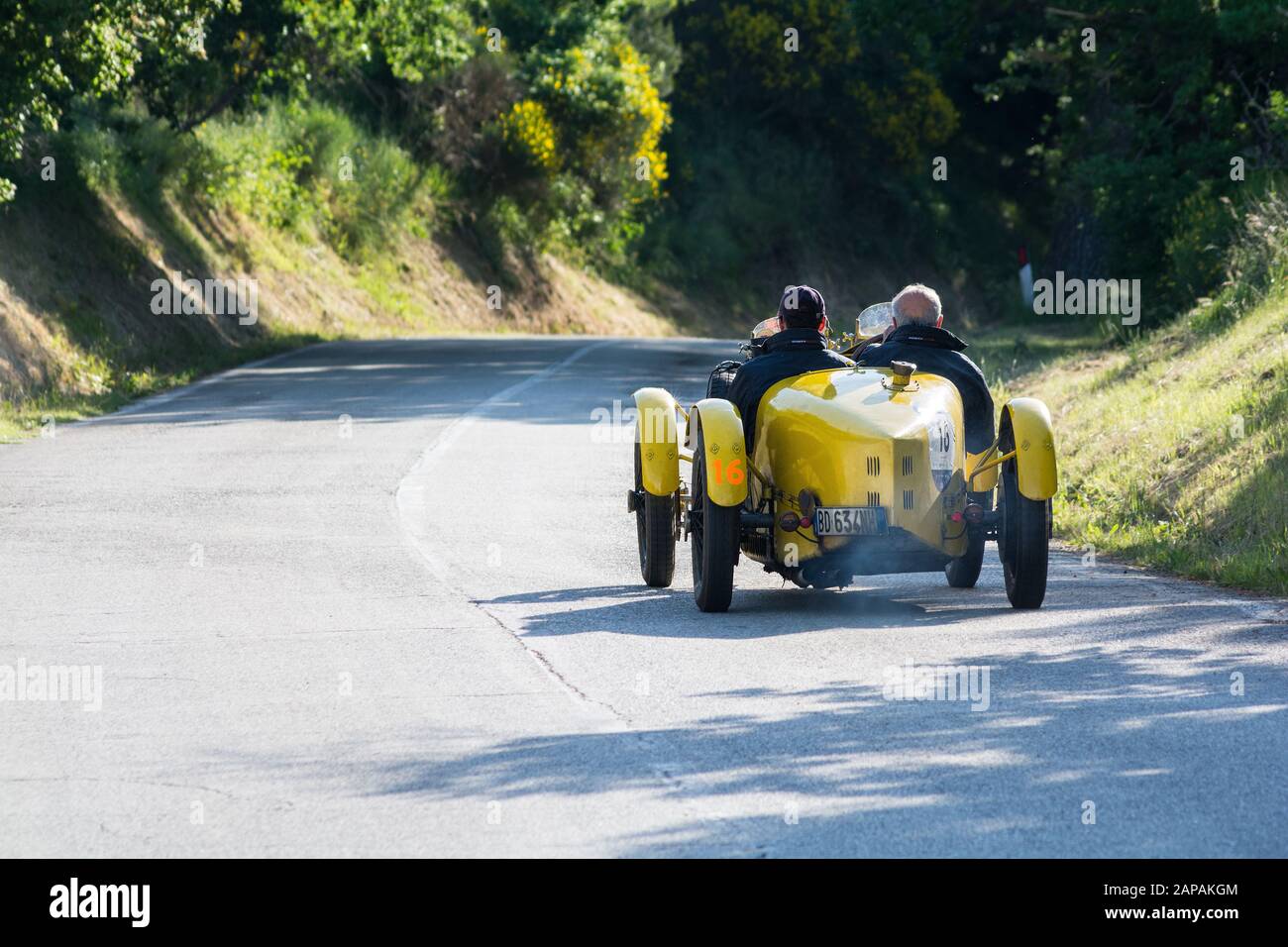 Pesaro COLLE SAN BARTOLO, ITALIEN - 17. MAI 2018: BUGATTI T 35 A 1925 auf einem alten Rennwagen in der Rallye Mille Miglia 2018 der berühmte italienische historische r Stockfoto