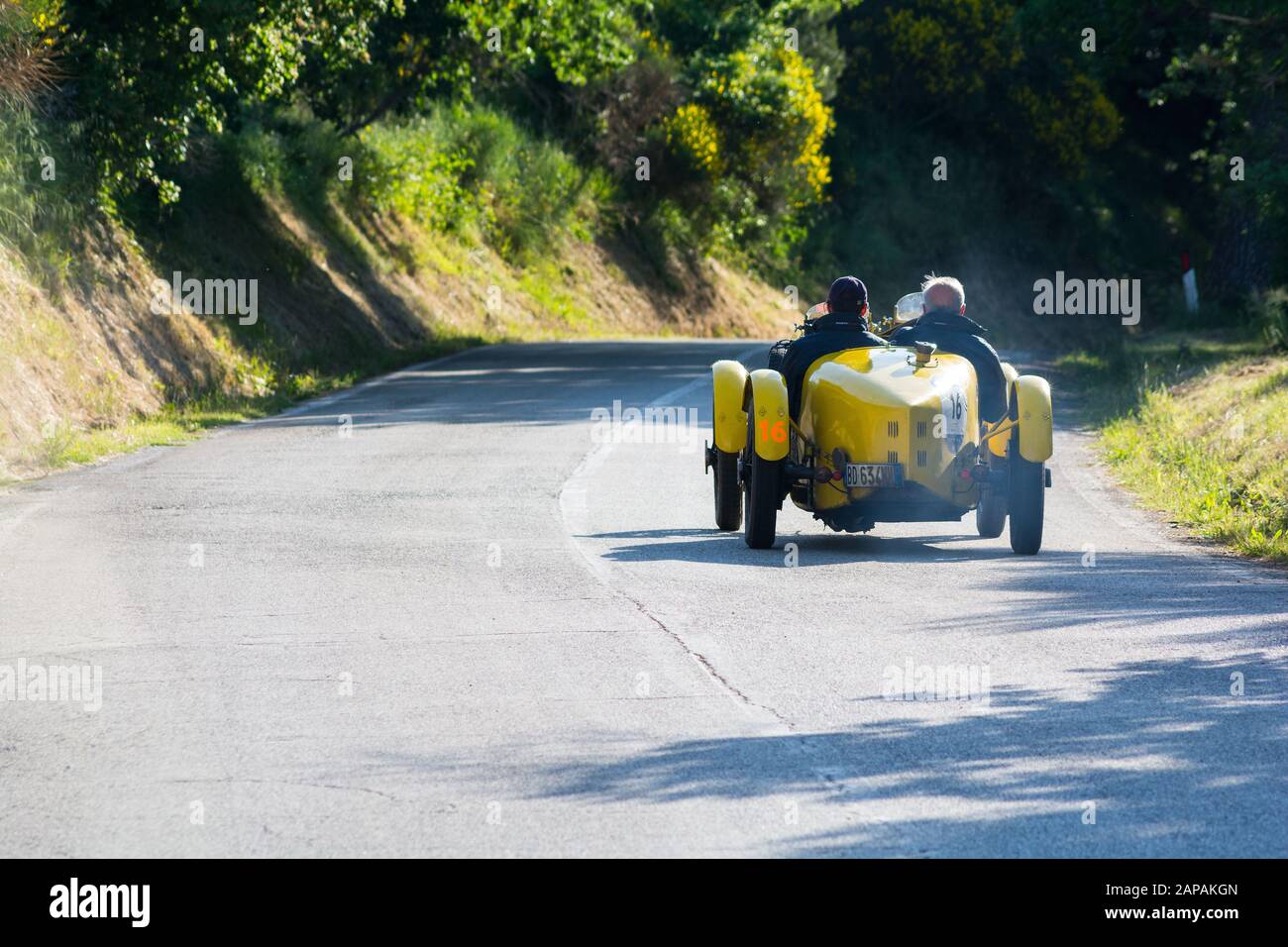 Pesaro COLLE SAN BARTOLO, ITALIEN - 17. MAI 2018: BUGATTI T 35 A 1925 auf einem alten Rennwagen in der Rallye Mille Miglia 2018 der berühmte italienische historische r Stockfoto