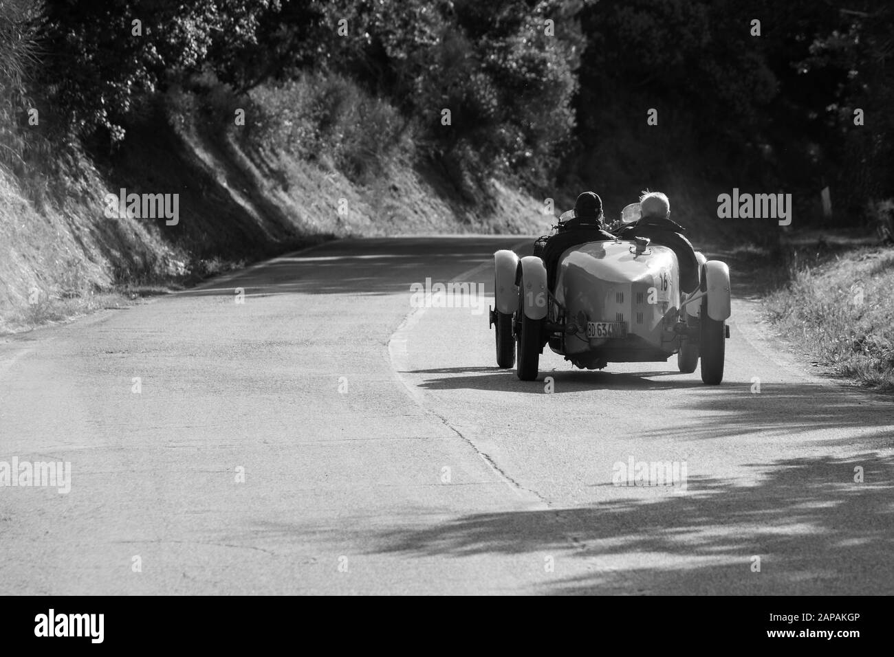 Pesaro COLLE SAN BARTOLO, ITALIEN - 17. MAI 2018: BUGATTI T 35 A 1925 auf einem alten Rennwagen in der Rallye Mille Miglia 2018 der berühmte italienische historische r Stockfoto