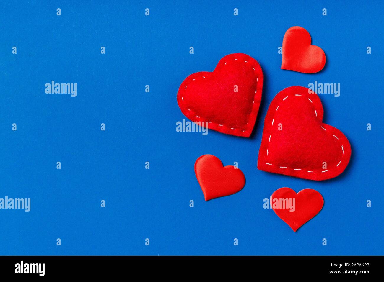 Draufsicht Komposition von roten Herzen auf farbenfrohem Hintergrund. Romantisches Beziehungskonzept. Valentinstag. Stockfoto