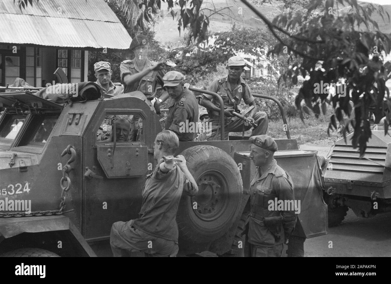 Fahrer CT15A gepanzerter LKW mit Crew spricht mit anderem Militärdatum: 1949 Standort: Indonesien, Niederländisch-Ostindien Stockfoto