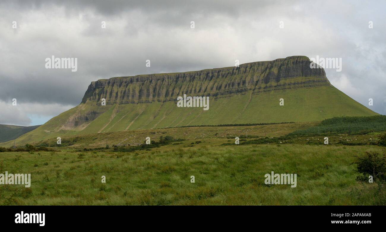 Kalkglazialberg in Irland - ein Panorama des Ben Bulben Bergs im Westen Irlands in den Dartry Mountains im County Sligo, Stockfoto