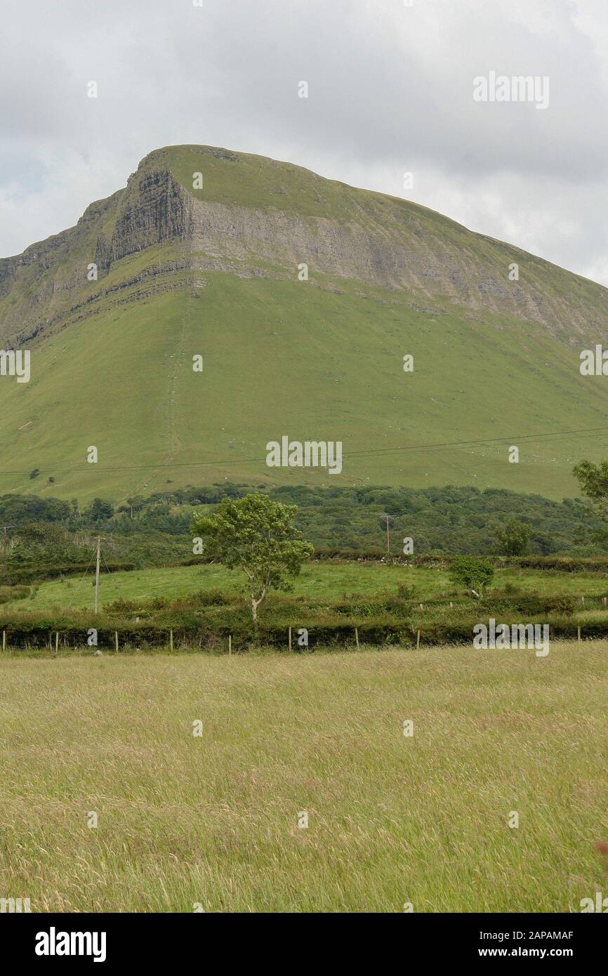 Der eckige Eckpunkt und der steile Hang von Ben Bulben, einem glazialen Kalksteingebirge mit Hochebene in den Dartry Mountains, County Sligo, Irland. Stockfoto