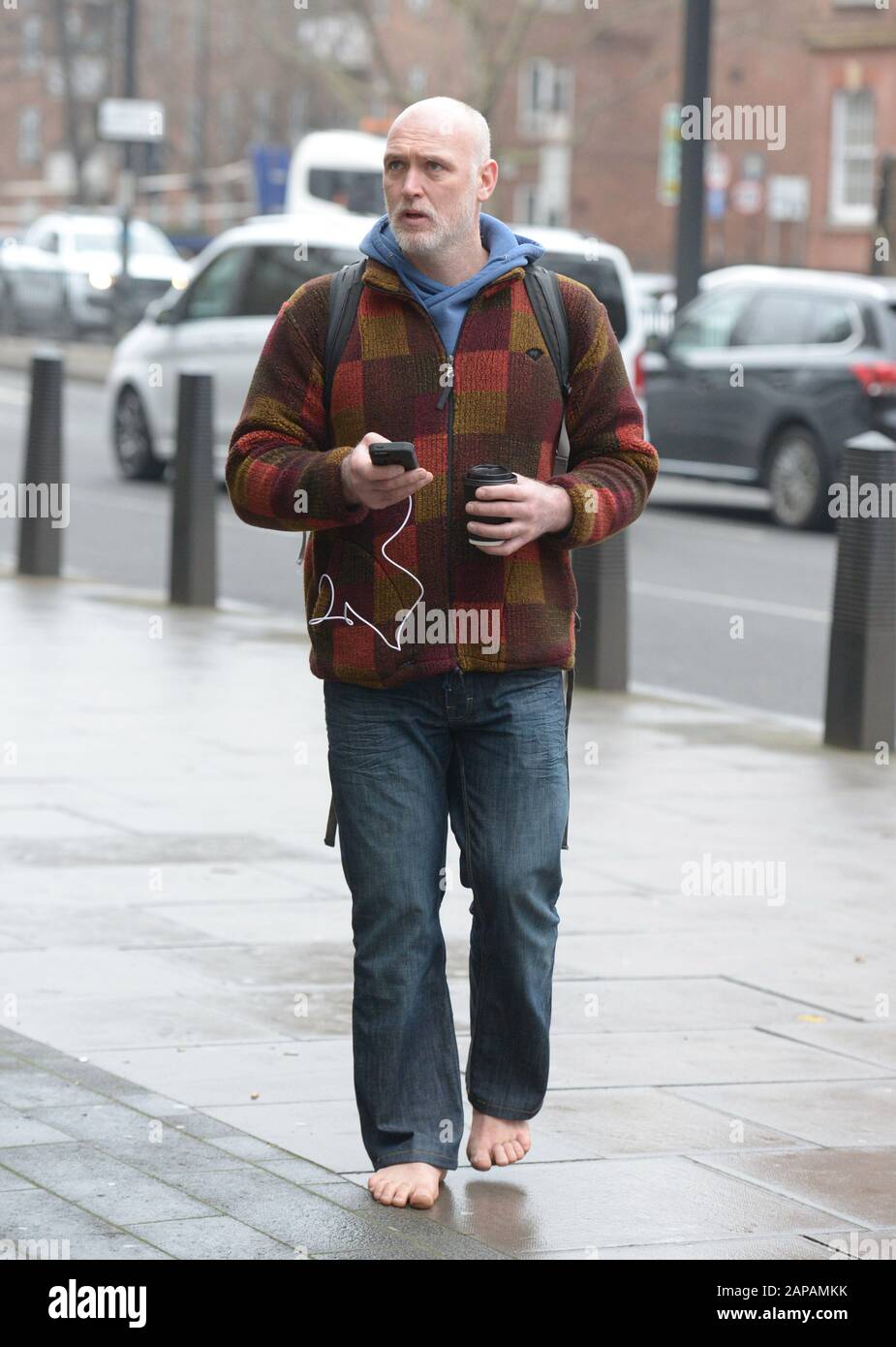 Der Baumchirurg Benjamin Atkinson, 43, kommt barfuß am Westminster Magistrates' Court in London an, nachdem er Big Ben während Des Extinction Rebellion 'Autumn Uprising' im Oktober letzten Jahres als Boris Johnson verkleidet hatte. Stockfoto