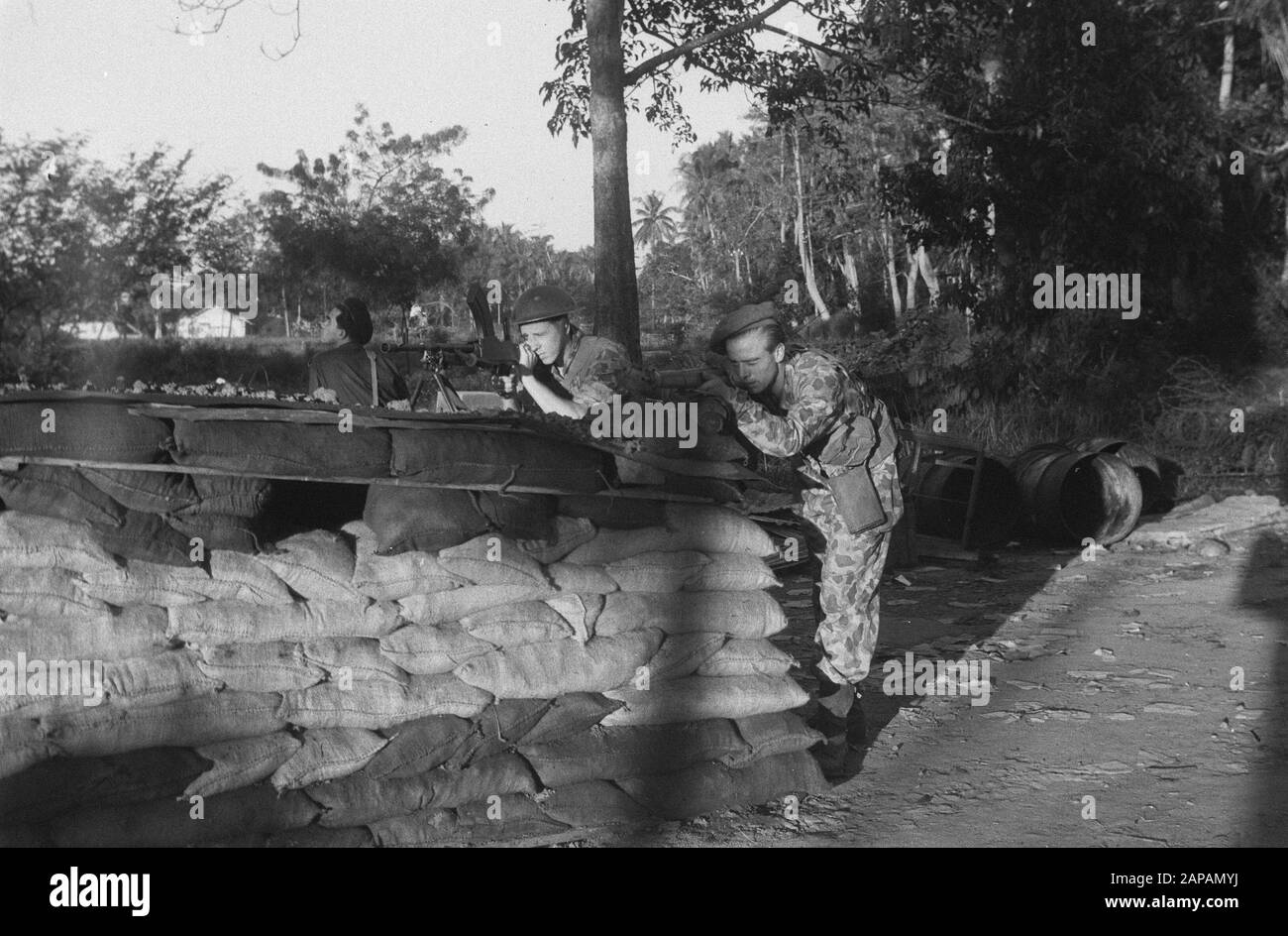 [Brenschutter und bewaffnete in Position hinter einer Verstärkung mit Sandsäcken] Datum: 1947/01/01 Ort: Indonesien, Niederländische Ostindien Stockfoto