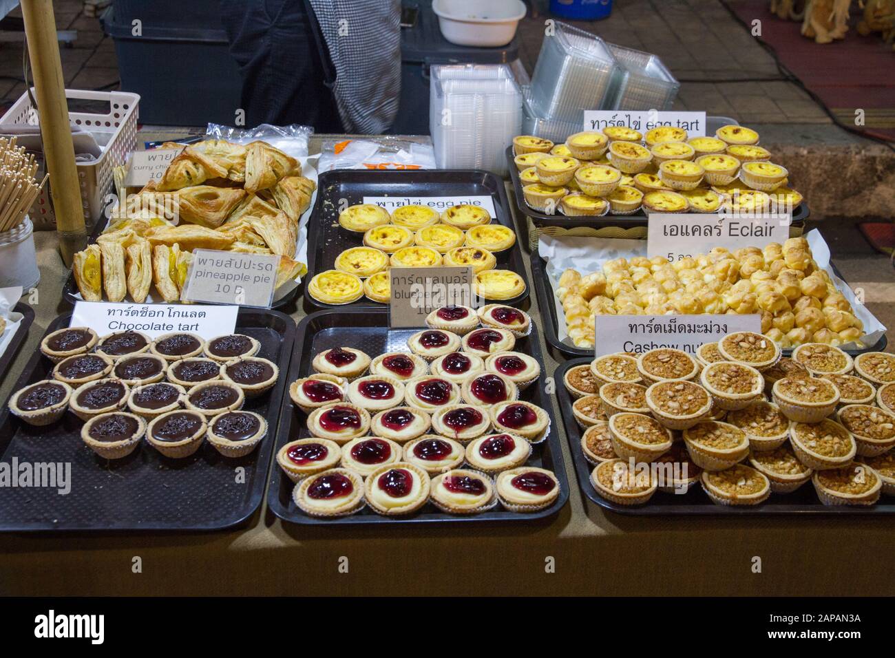 Süße Kuchen zum Verkauf auf dem Straßenmarkt in Chiang Mai Thailand Stockfoto