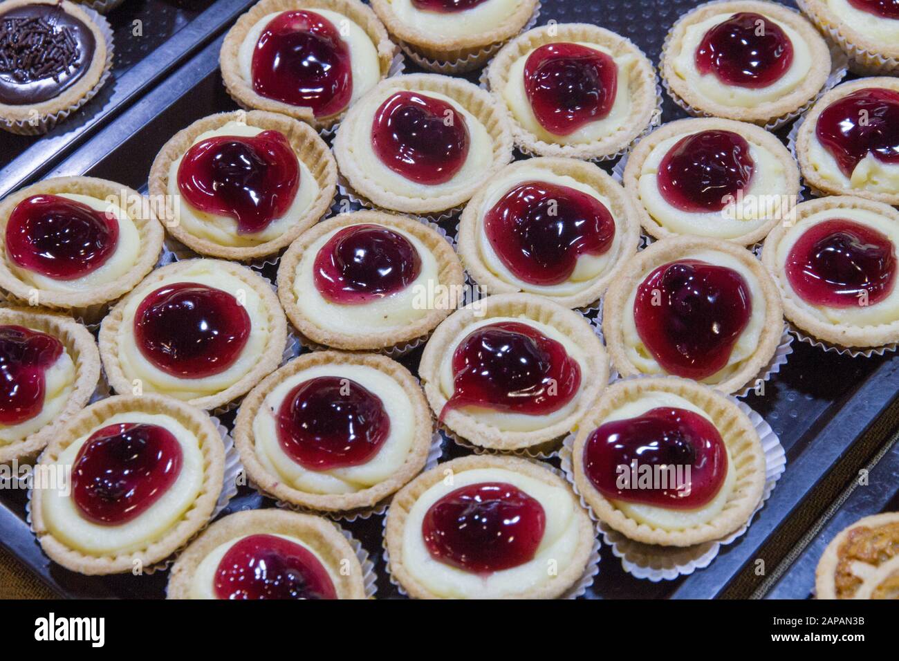 Süße Kuchen zum Verkauf auf dem Straßenmarkt in Chiang Mai Thailand Stockfoto
