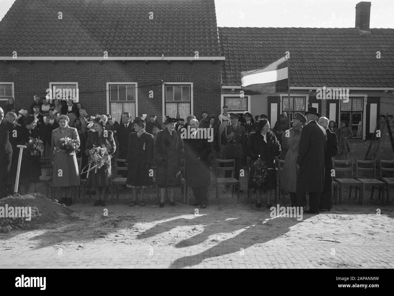 Attlee am Tag der Baumbepflanzung in Zeeland Annotation: Besuchen Sie Prinzessin Juliana und Prinz Bernhard in Begleitung des Ministers L.J.M. Beel und der britische Premierminister C. Attlee und seine Frau die Insel Walcheren tgv Baumbepflanzungstag. Datum: 4. November 1947 Ort: Walcheren Stockfoto