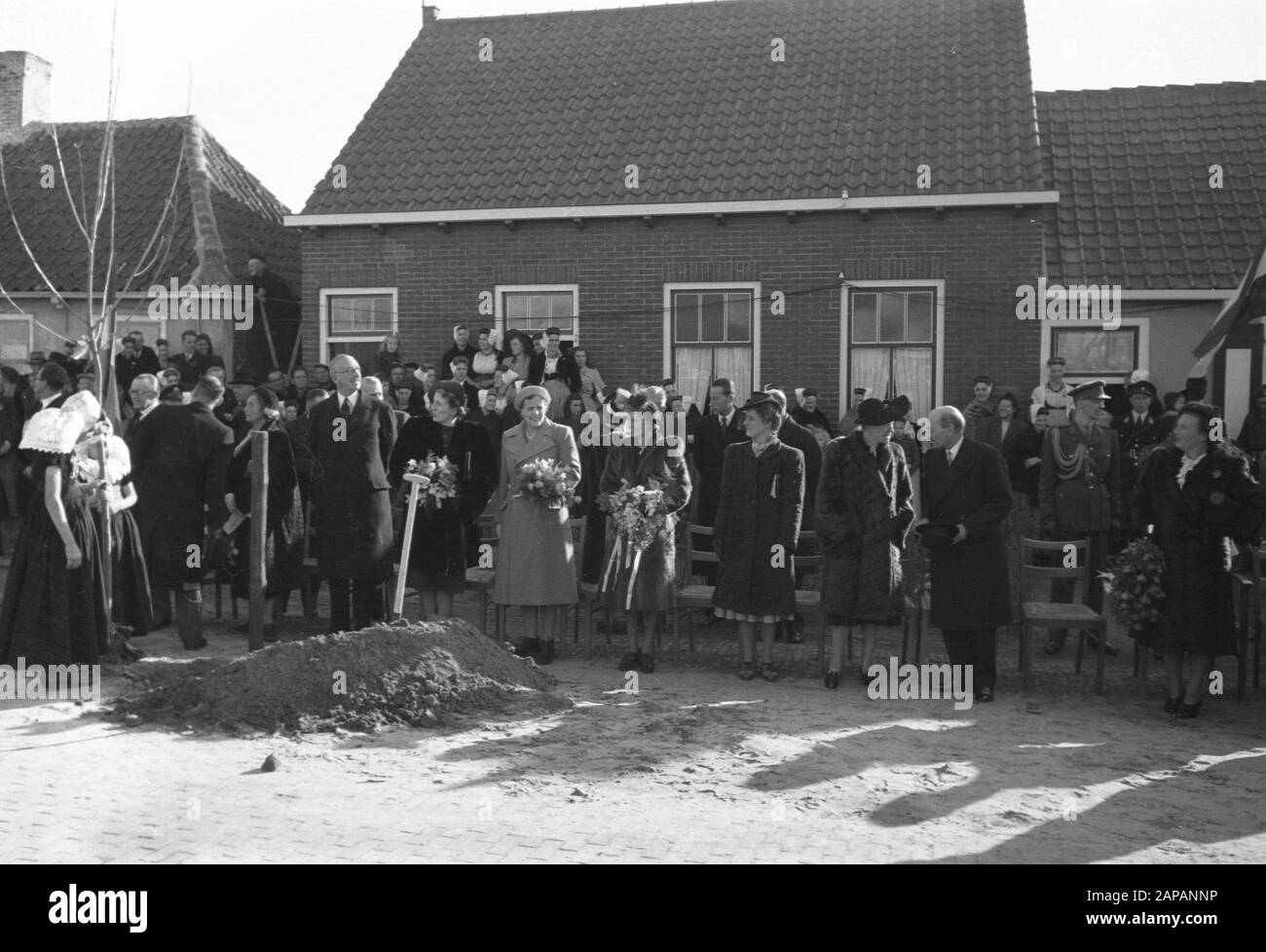 Attlee am Tag der Baumbepflanzung in Zeeland Annotation: Besuchen Sie Prinzessin Juliana und Prinz Bernhard in Begleitung des Ministers L.J.M. Beel und der britische Premierminister C. Attlee und seine Frau die Insel Walcheren tgv Baumbepflanzungstag. Datum: 4. November 1947 Ort: Walcheren Stichwörter: BOEPLTDAG Stockfoto