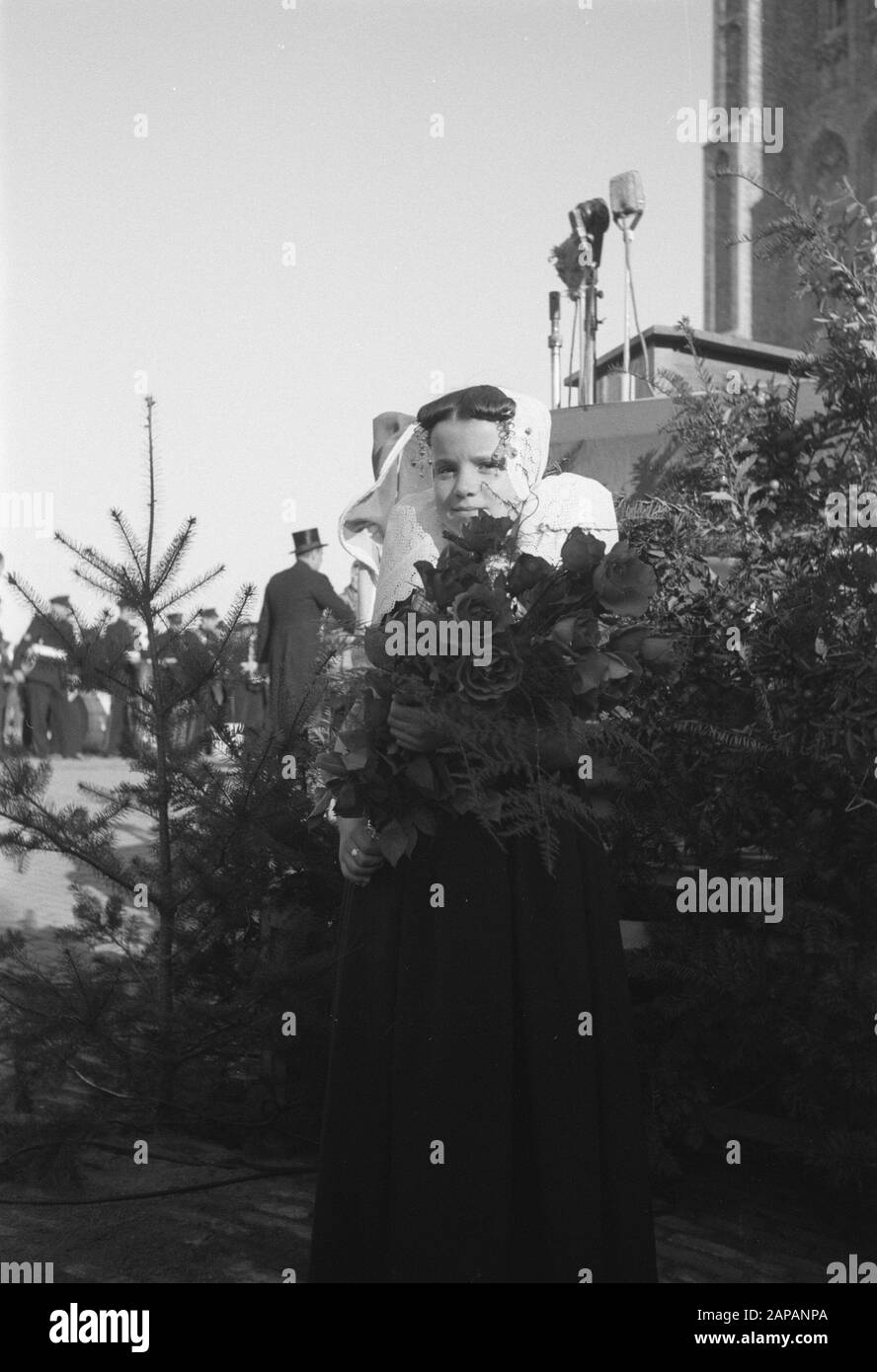 Attlee am Tag der Bepflanzung in Walcheren Anmerkung: Zeeuwse Mädchen mit Blumen Datum: 4. November 1947 Ort: Westkapelle Schlüsselwörter: BOOKPlantDAG Stockfoto