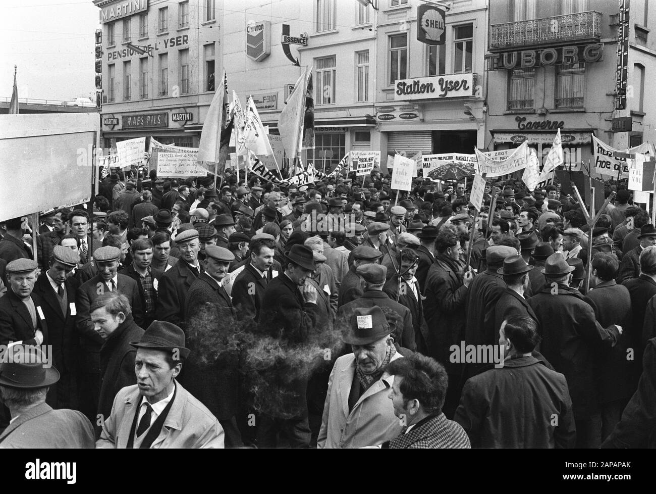 Demonstration der Landwirte in Brüssel gegen die EWG-Agrarpolitik Beschreibung: Landwirte mit Bannern während der Aktion Datum: 23. März 1971 Ort: Belgien, Brüssel Stichwörter: Demonstrationen, Landwirte, Banner Name Der Institution: EEG Stockfoto