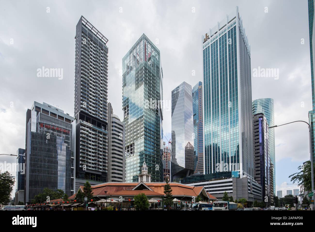 Blick auf die Wolkenkratzer, die hohen Gebäude, Lau Pa Sat im Central Business District an einem bewölkten Tag. Singapur. Stockfoto