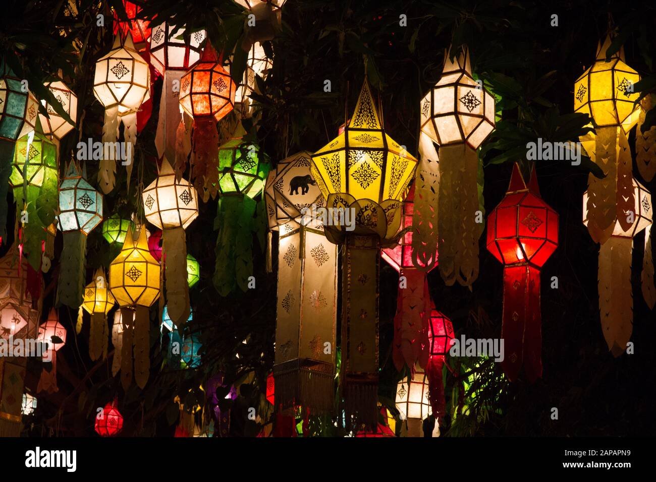 Papierlaternen, brillante Lichter Nacht Vollfarben, Thailand Stockfoto