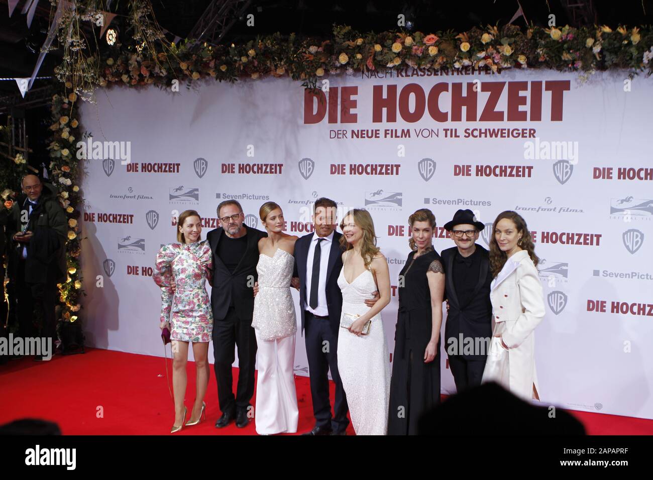 Berlin, Deutschland. Januar 2020. Berlin:Das Foto zeigt die Schauspieler Katharina Schüttler, Samuel Finzi, Lilli Schweiger, Til Schweiger, Stefanie Stappenbeck, Brigitte Zeh, Milan Peschel und Jeanette Hain auf dem roten Teppich vor dem Zoopalast. (Foto von Simone Kuhlmey/Pacific Press) Credit: Pacific Press Agency/Alamy Live News Stockfoto