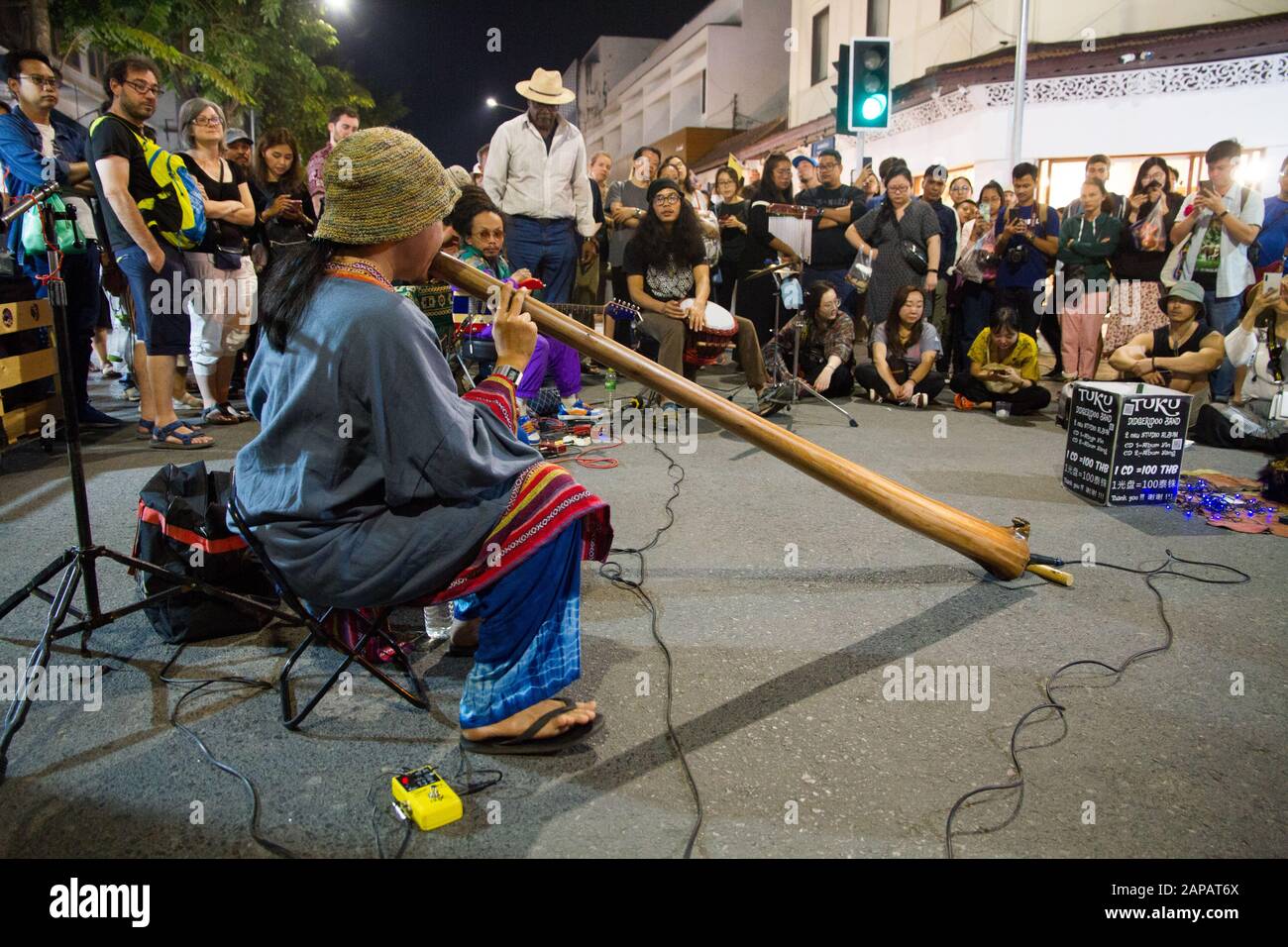 Musiker, der Didjeridoo Instrument spielt, spielen Musik uraltes Instrument Chiang Mai Thailand Stockfoto