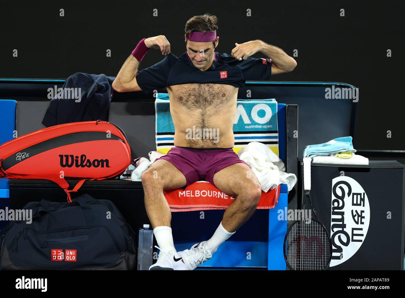 Melbourne, Australien. Januar 2020. Roger Federer aus der Schweiz wechselt  sein Trikot beim zweiten Vorrundenspiel bei den ATP Australian Open 2020 im  Melbourne Park, Melbourne, Australien am 22. Januar 2020. Foto von