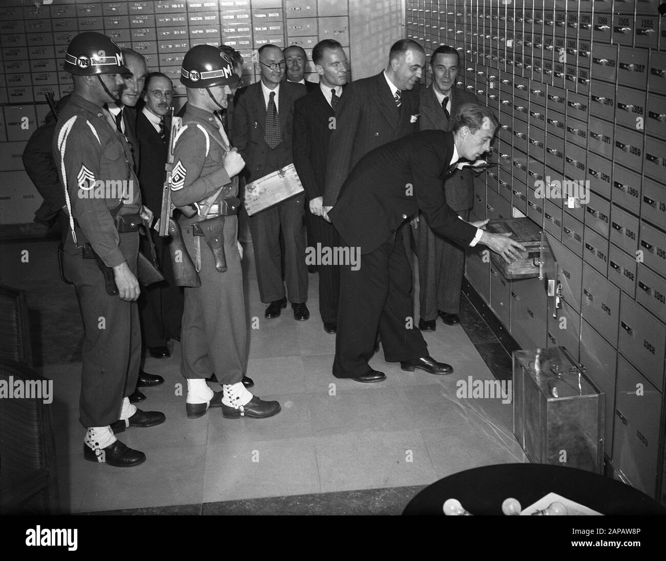 Gestohlene Diamanten aus Deutschland zurück Beschreibung: Amerikanische Besatzungsbehörden in Deutschland haben Millionen von Diamanten zurückgebracht, die von den Deutschen aus den Niederlanden gestohlen wurden, die in der Amsterdamer Bank Amsterdam in Anwesenheit von Minister Huysmans (Dritter von rechts) empfangen wurden. Die Diamanten werden unter strenger Aufsicht des amerikanischen M.P. aufbewahrt Datum: 28. August 1947 Ort: Amsterdam, Noord-Holland Schlüsselwörter: Banken, Diamanten, Militär, Minister, Zweiter Weltkrieg persönlicher Name: Huysmans G W Stockfoto