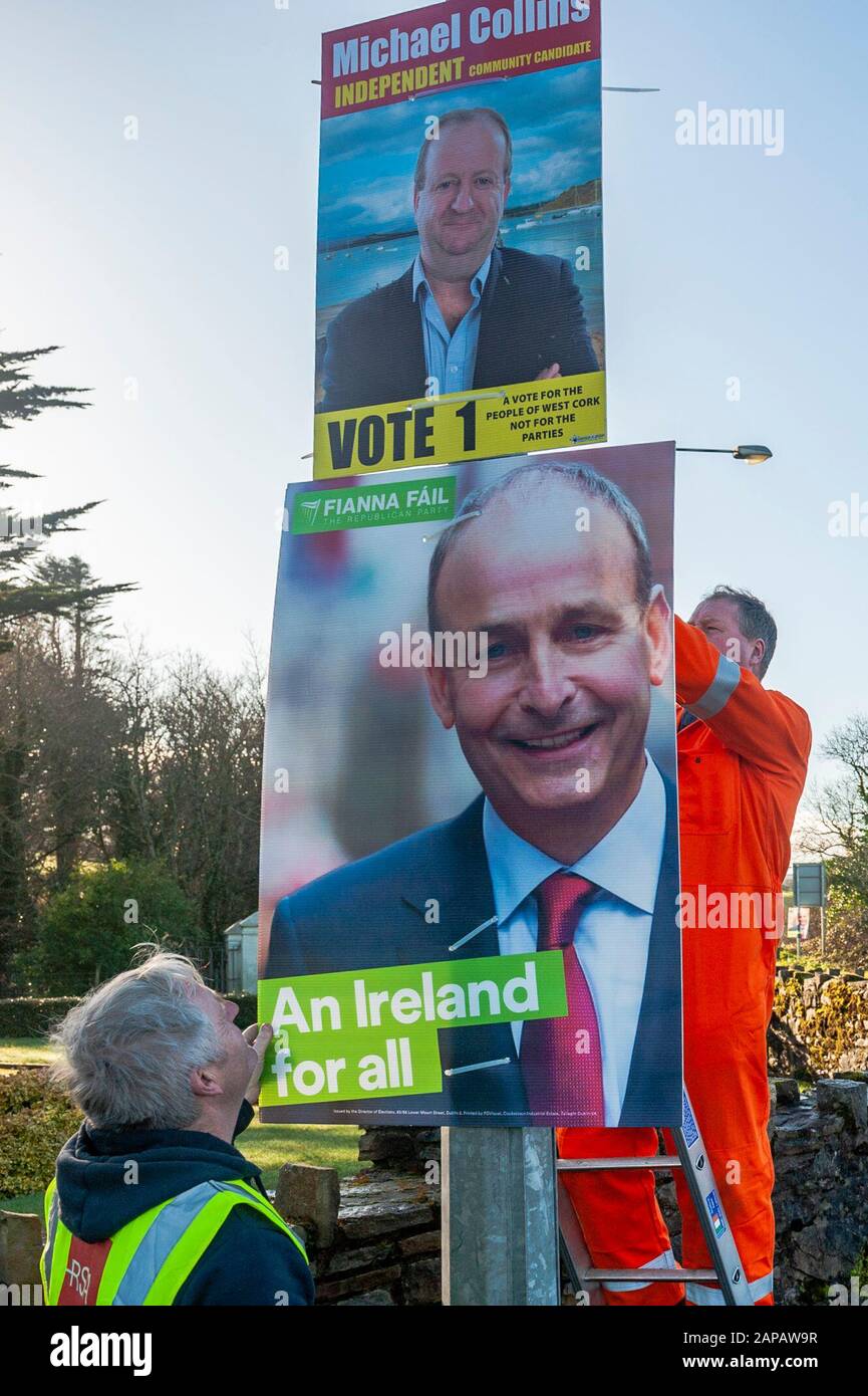 Bantry, West Cork, Irland. Januar 2020. Die irischen Wahlkandidaten verbreiteten die Botschaft über umstrittene Plakate an das Elktorat. Micheál Martin Plakate wurden heute aufgestellt, wobei das Poster-Team um 6 Uhr morgens in Youghal gestartet war und heute Abend in West Cork endet. Quelle: AG News/Alamy Live News Stockfoto