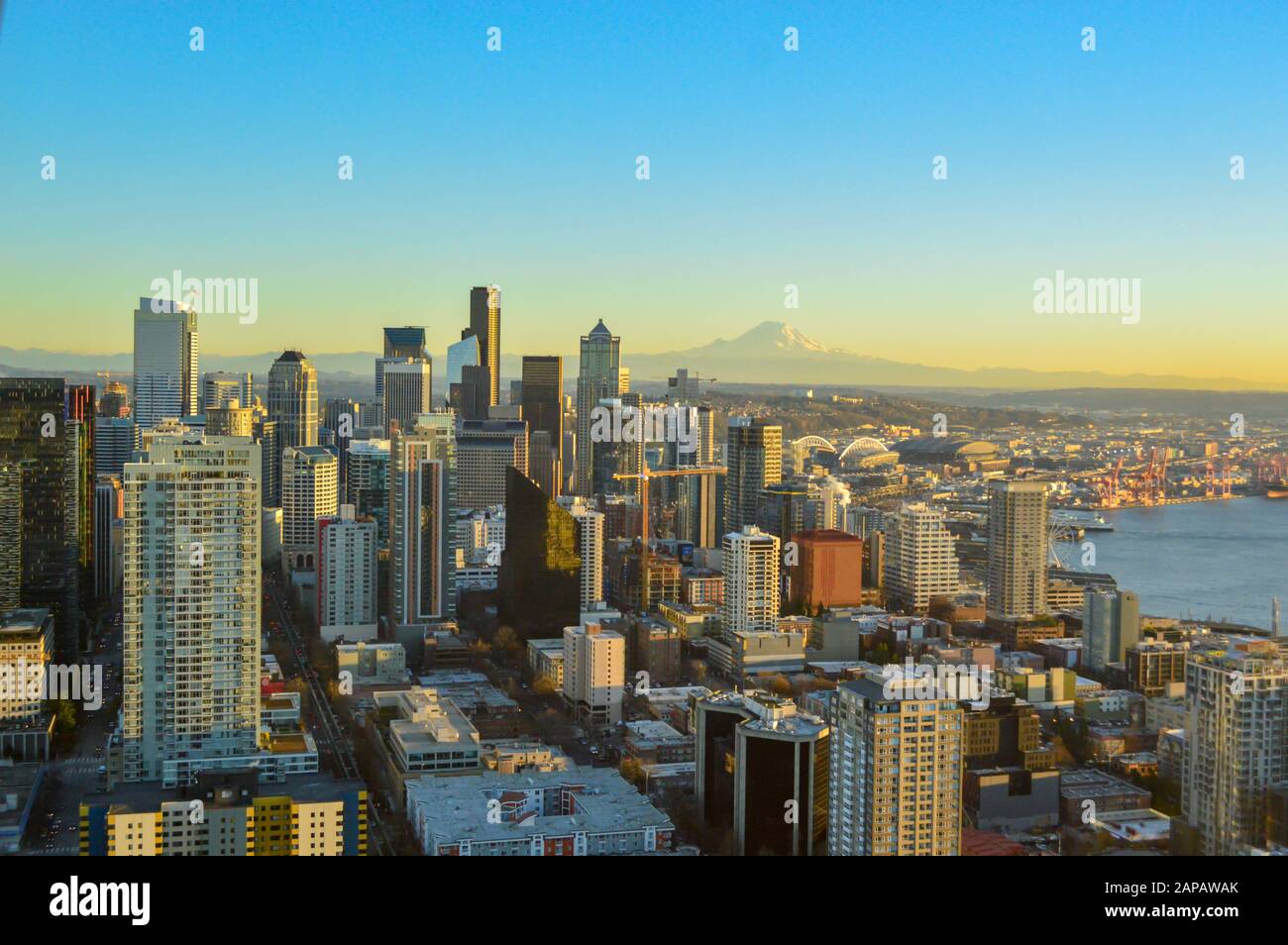Die Stadt Seattle in der Abenddämmerung an einem klaren Wintertag mit Mount Rainier in der Ferne zu sehen. Stockfoto