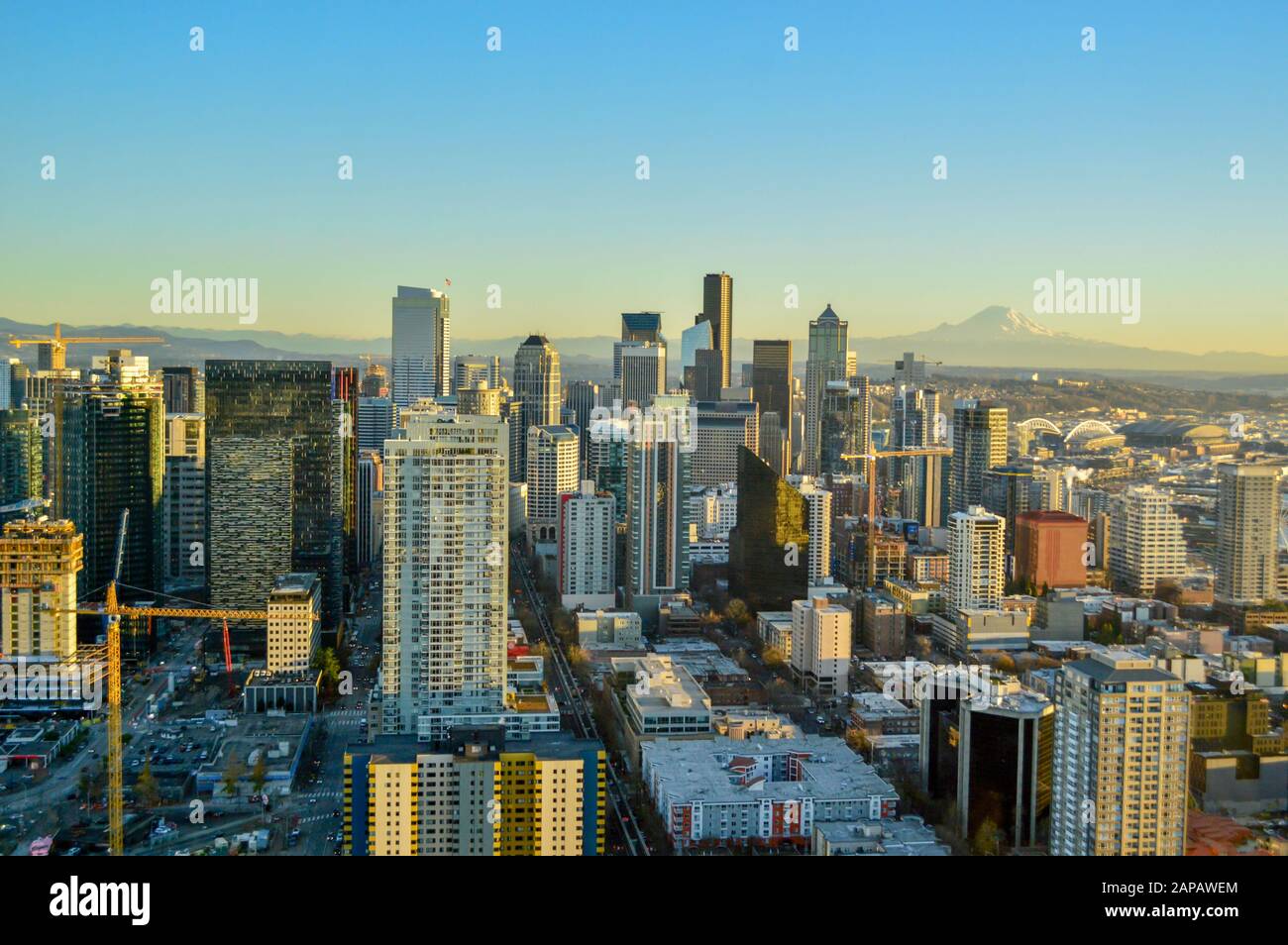 Stadt Seattle in Der Dämmerung an einem kalten Winternachmittag mit Mount Rainier am Horizont. Stockfoto